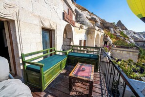 King Cave Suite | Hiên