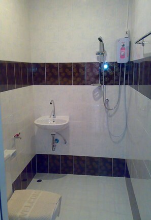 Family Room | Bathroom | Shower, free toiletries, hair dryer, slippers - Moon House at Clock Tower (Chiang Rai)