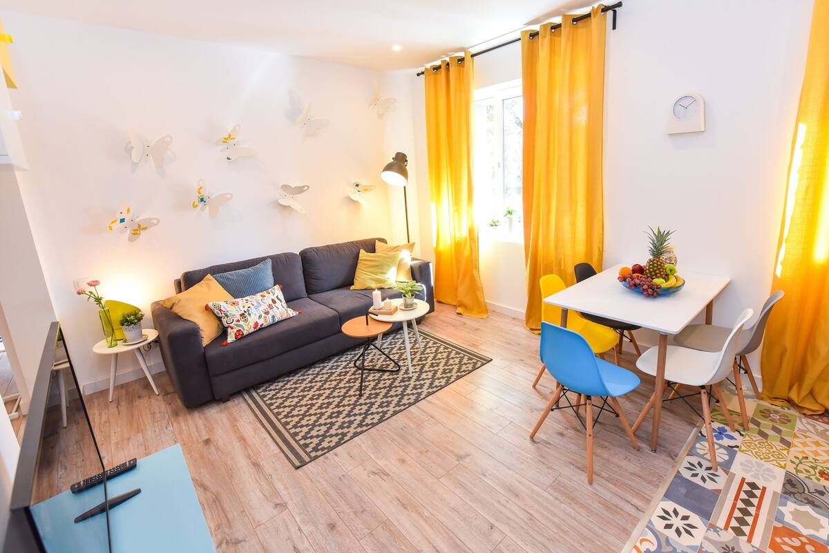 Appartement Deluxe, 2 chambres, vue sur le fleuve, rez-de-chaussée | Aire de séjour | Téléviseur à DEL