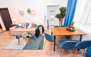 Appartamento Comfort, 2 camere da letto, balcone, vista cortile | Area soggiorno | TV LED