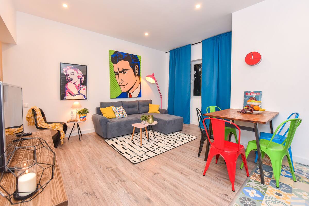 Appartement Design, 2 chambres, vue sur le fleuve | Aire de séjour | Téléviseur à DEL