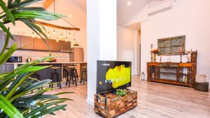 Exclusive Penthouse, 2 Bedrooms, Terrace, River View | Living area