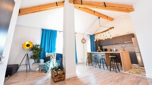 Exclusive Penthouse, 2 Bedrooms, Terrace, River View | Living area