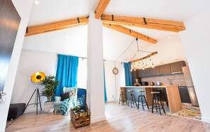 Penthouse Eksklusif, 2 kamar tidur, teras, pemandangan sungai | Area keluarga | TV LED