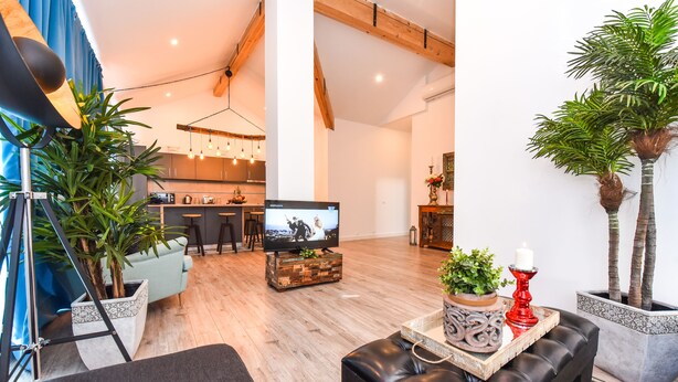 Exclusive Penthouse, 2 Bedrooms, Terrace, River View | Living area