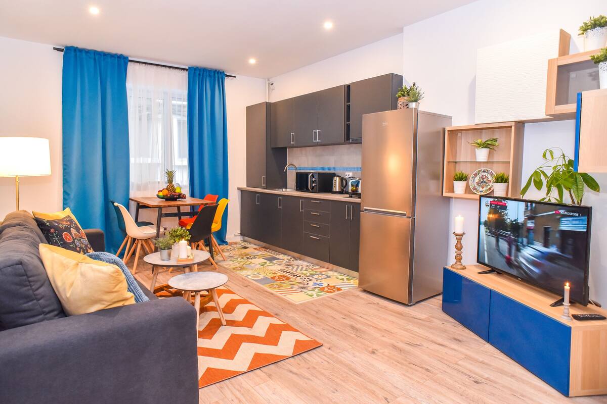 Appartement Confort, 2 chambres, vue sur la cour intérieure, rez-de-chaussée | Aire de séjour | Téléviseur à DEL