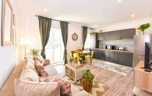 Apartemen Deluks, 2 kamar tidur, balkon, pemandangan sungai | Area keluarga | TV LED