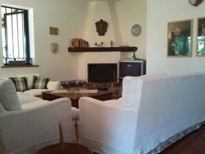 TV, fireplace, DVD player, ping pong - In Cefalù, a relaxing villa surrounded by a green garden with a terrace overlooking the sea (Cefalù)