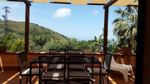 تناول الطعام بالخارج