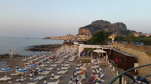 In Cefalù, a relaxing villa surrounded by a green garden with a terrace overlooking the sea