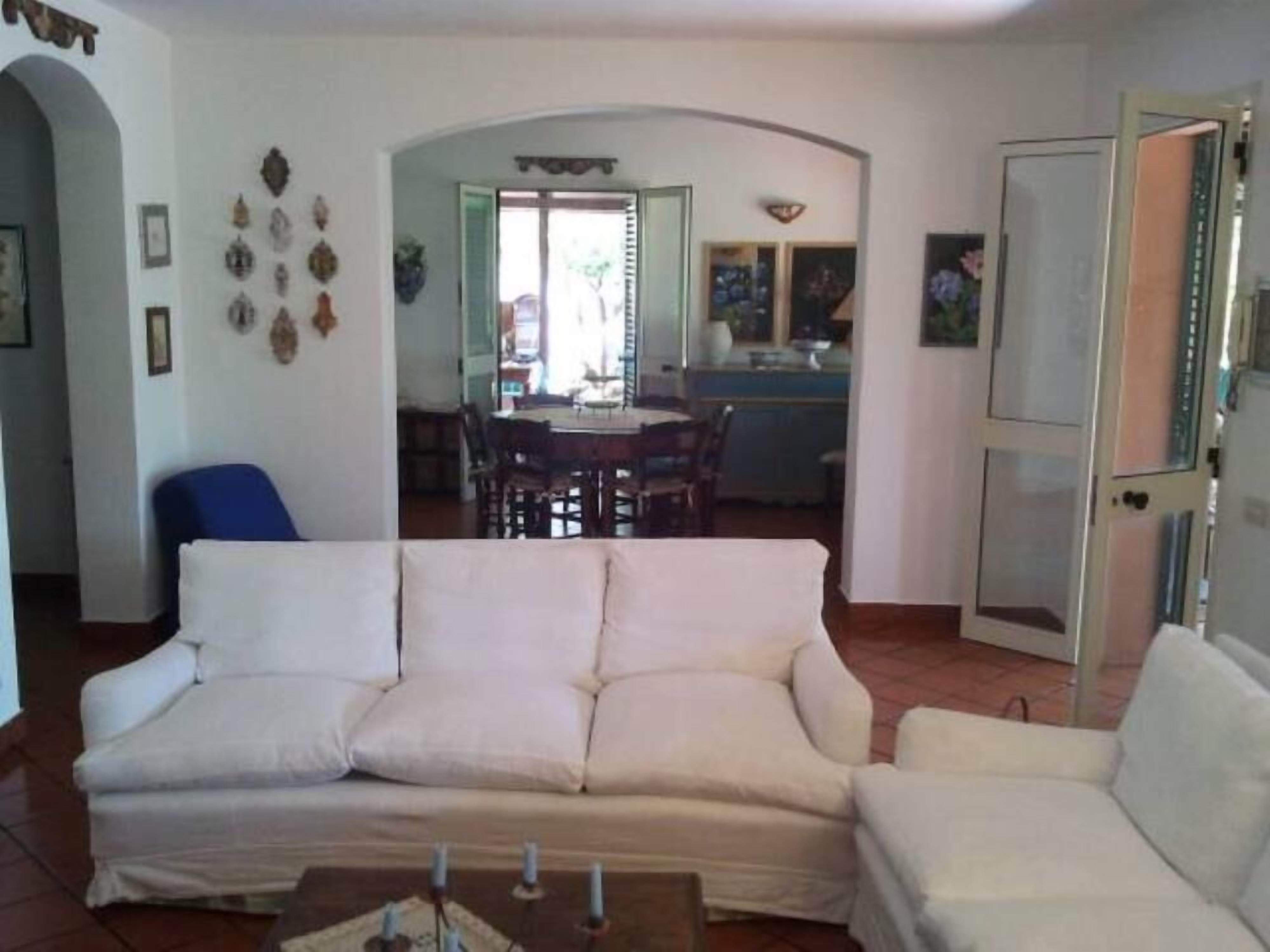 Una televisión, una chimenea, un reproductor de DVD