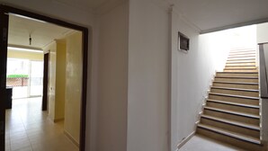 Appartement | Aire de séjour | Téléviseur ACL de 32 po avec télévision par satellite, téléviseur