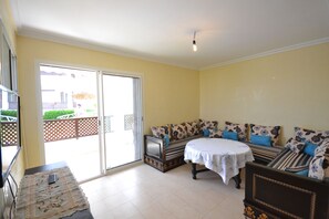Apartment | Living area | 32-inch LCD TV with satellite channels, TV - Complexe Bella Vista Cabo Negro (M'diq)
