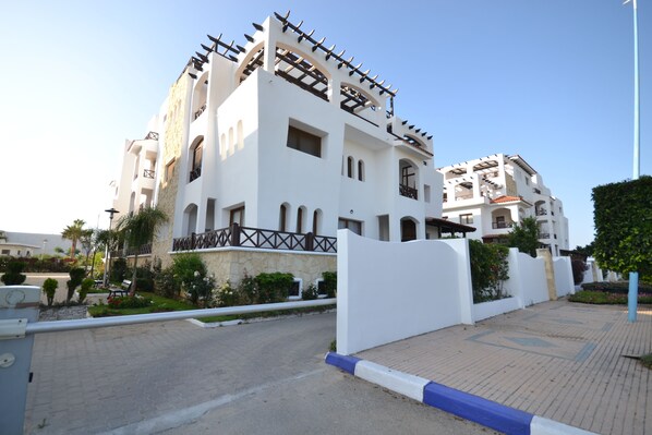 Vista frontal de la propiedad