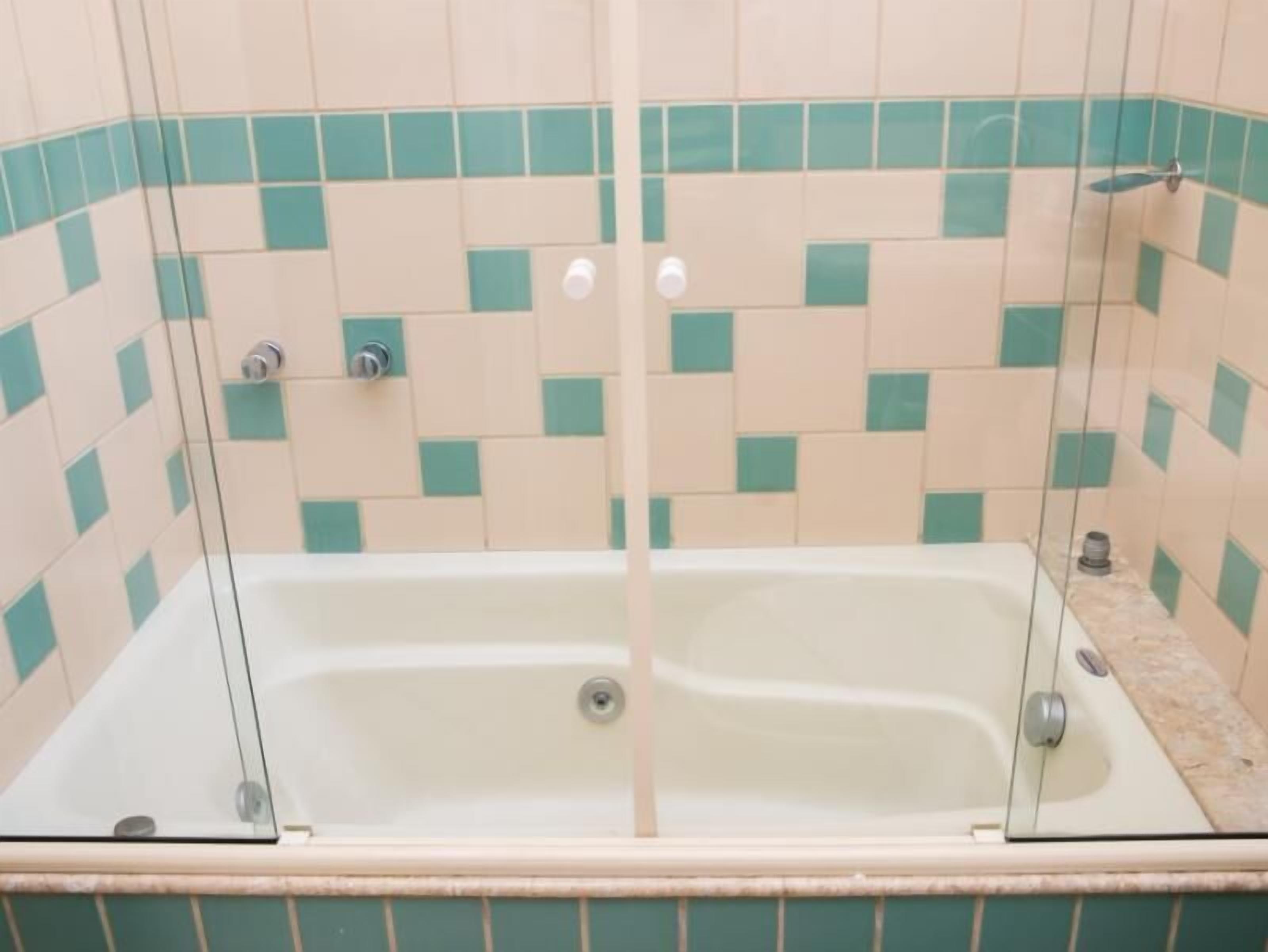 deluxe room, bathtub | bathroom | shower, free toiletries, hair dryer