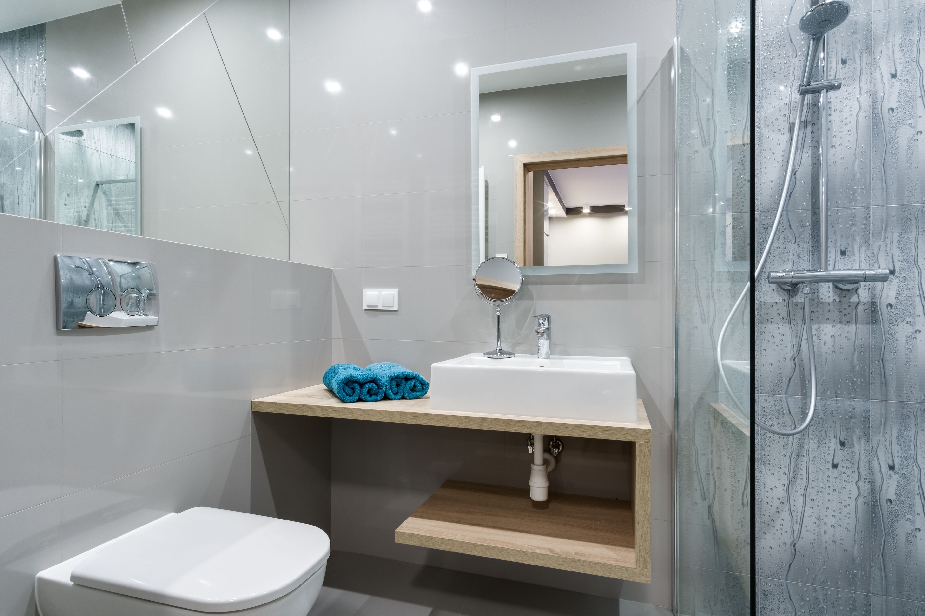 Deluxe Apartment, 1 Bedroom | Bathroom | Shower, hair dryer, towels, toilet paper