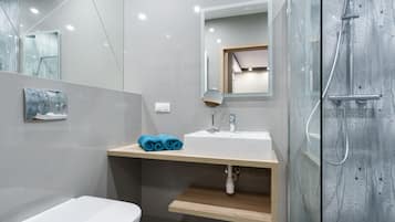 Deluxe Apartment, 1 Bedroom | Bathroom | Shower, hair dryer, towels, toilet paper