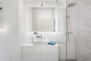Suite studio Prestige | Salle de bain | Douche, séchoir à cheveux, serviettes fournies, papier de toilette