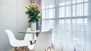 Deluxe Apartment, 1 Bedroom | In-room dining