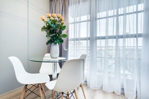 Apartamento Deluxe, 1 habitación | Servicio de comidas en la habitación