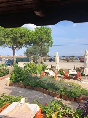 Petit déjeuner, déjeuner et dîner servis sur place