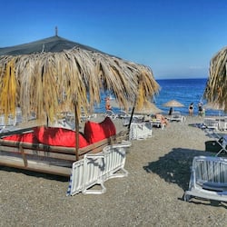 Plage, sable blanc, chaises longues, parasols
