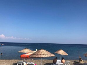 On the beach, white sand, sun-loungers, beach umbrellas - Assos Büyük Yıldızsaray Otel (Ayvacik)