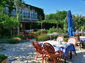 Se sirven desayunos, almuerzos y cenas; cocina internacional