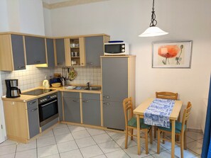Kühlschrank, Mikrowelle, Ofen, Hochstuhl