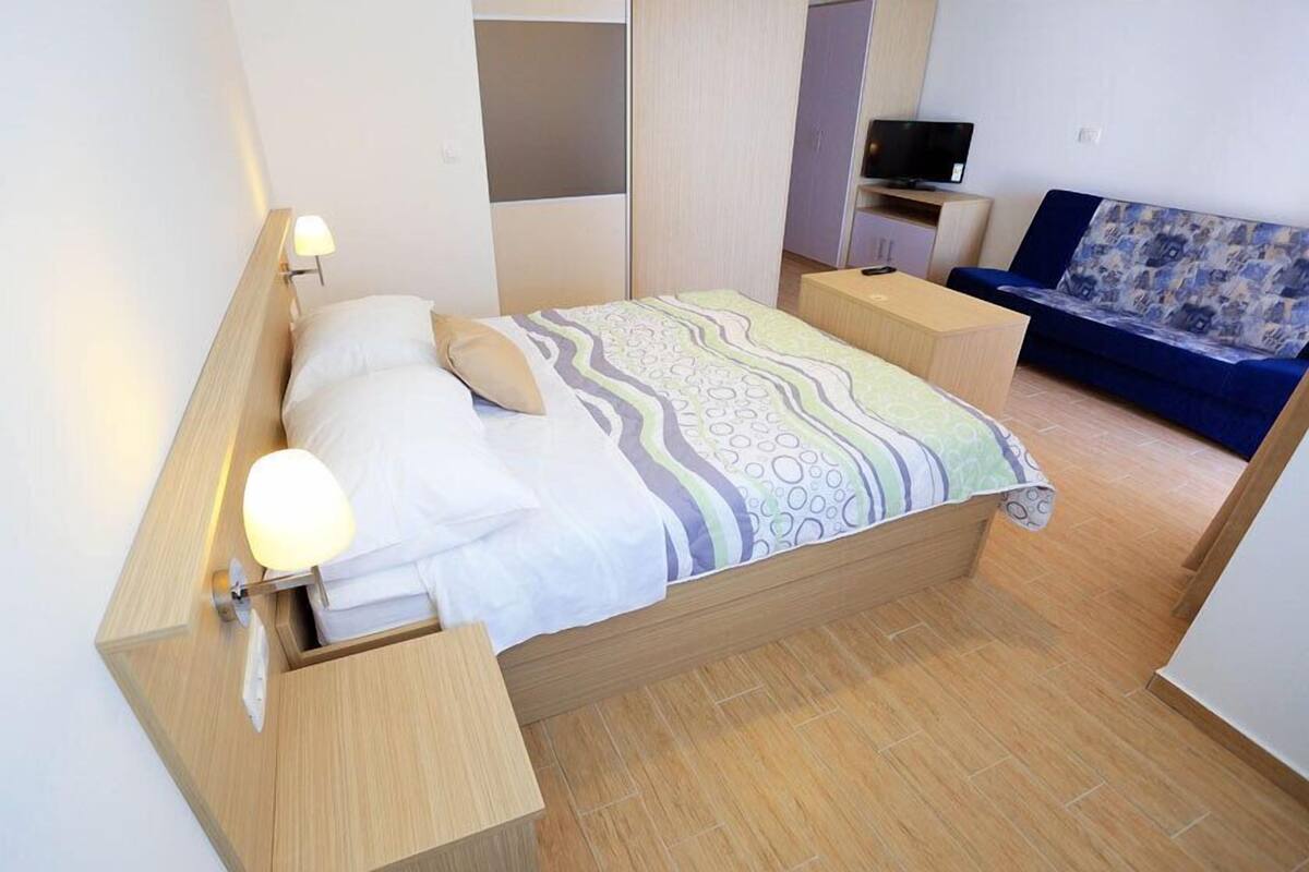 In-room safe, desk, soundproofing, free WiFi