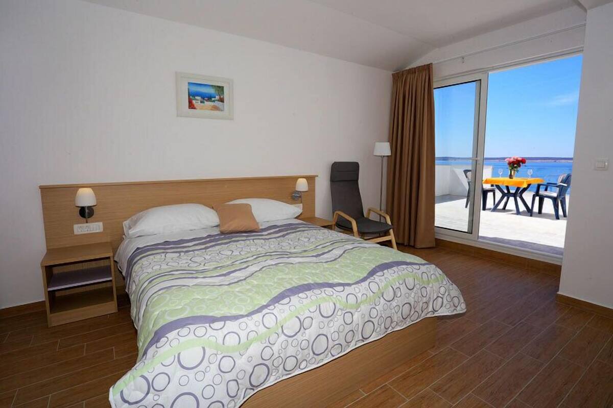 In-room safe, desk, soundproofing, free WiFi