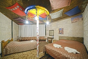 Standart Twin Room | Két bảo mật tại phòng, bàn, màn/rèm cản sáng, phòng cách âm