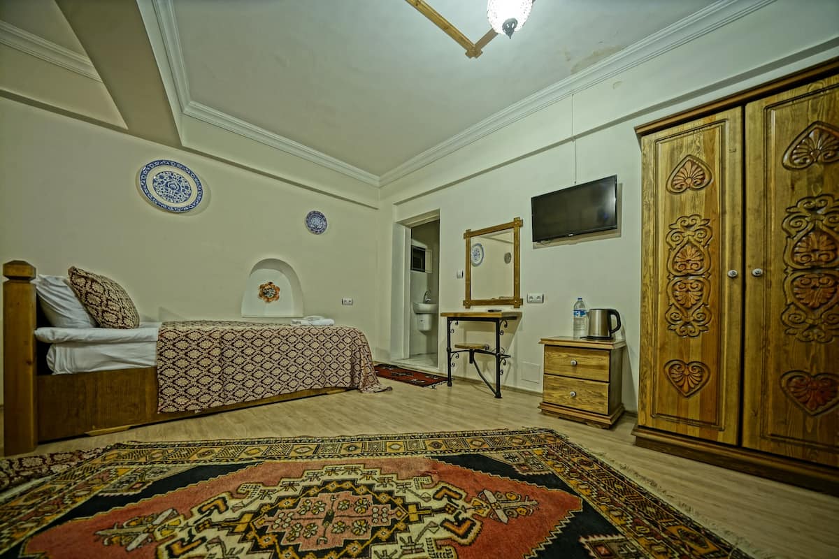 Deluxe Family Room 5 Adults | Peti besi dalam bilik, meja, langsir/tirai gelap terus, kalis bunyi