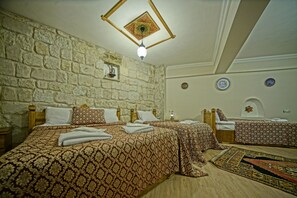 Deluxe Family Room 5 Adults | Een kluis op de kamer, een bureau, verduisterende gordijnen