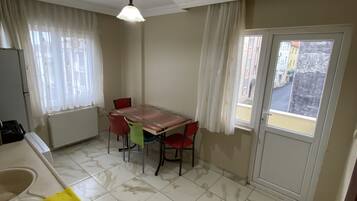 Familieleilighet, 3 soverom, balkong | Eget kjøkken | Kjøleskap, kaffetrakter/tekoker, vannkoker og kjøkkenutstyr