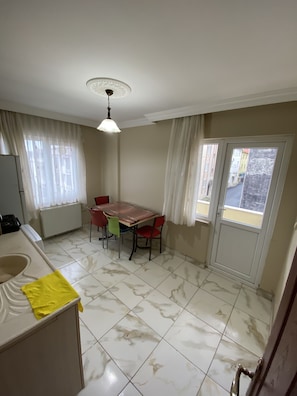 Family Apartment, 3 Bedrooms, Balcony | Private kitchen - Menekse Apart (Trabzon)