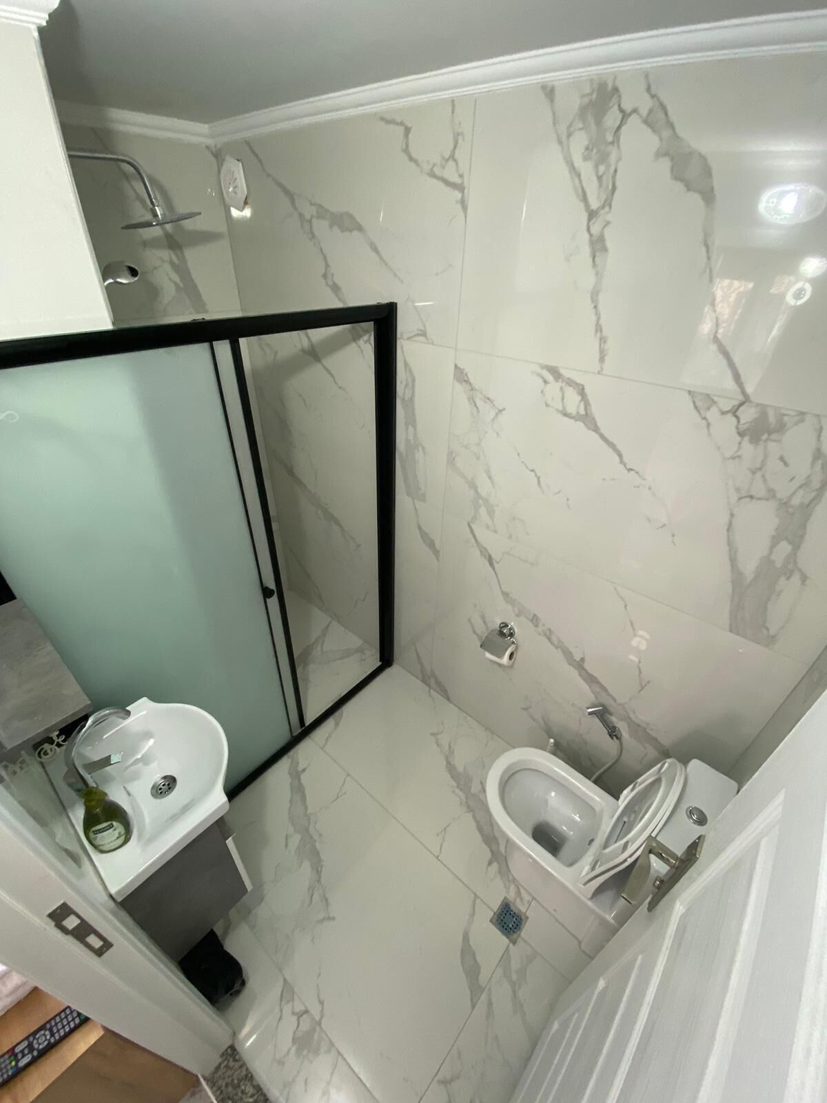 Standard Apartment | Bathroom | Shower, towels