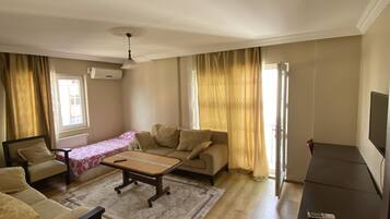 Familieleilighet, 3 soverom, balkong | Oppholdsområde | TV og bordtennis