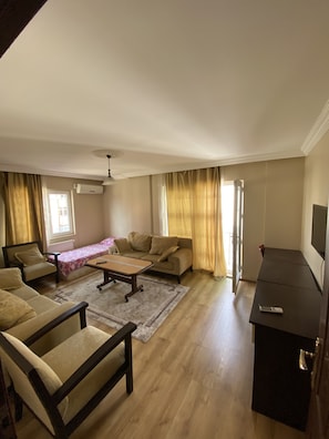 Family Apartment, 3 Bedrooms, Balcony | Living area - Menekse Apart (Trabzon)