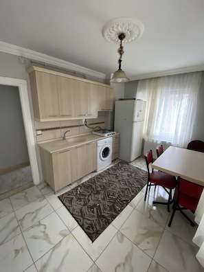 Appartement, 3 chambres, balcon | Cuisine privée | Réfrigérateur, cafetière/bouilloire, bouilloire électrique