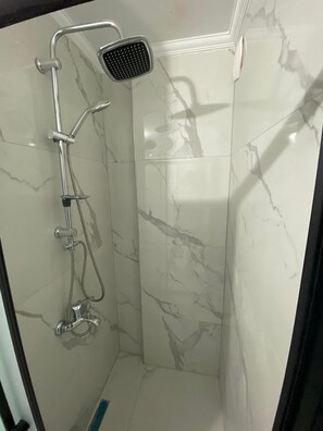Standaard appartement | Badkamer | Een douche, handdoeken