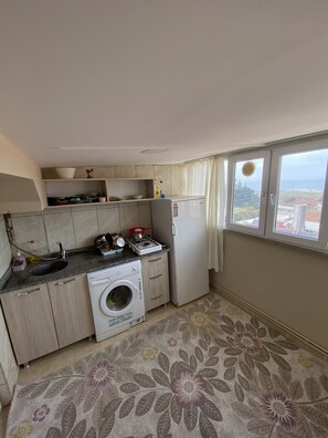 Chambre Double ou avec lits jumeaux, 1 chambre, terrasse | Cuisine privée | Réfrigérateur, cafetière/bouilloire, bouilloire électrique