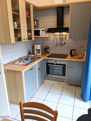 Een koelkast, een magnetron, een oven, een vaatwasser