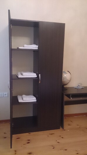 Basic Triple Room, Shared Bathroom | Premium bedding, desk, iron/ironing board, free WiFi - Baku Butik Mini Hotel (Baku)