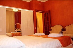 Basic Double Room, Shared Bathroom (N8) | Premium bedding, desk, iron/ironing board, free WiFi - Baku Butik Mini Hotel (Baku)