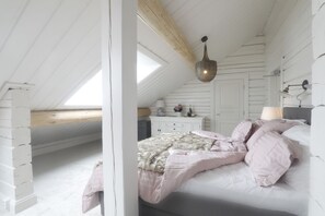 Family Suite, Ensuite | 1 bedroom, Egyptian cotton sheets, premium bedding, pillowtop beds - Sara's Bed and Breakfast (Erikslund)