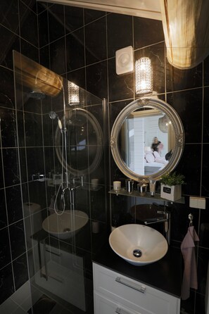 Family Suite, Ensuite | Bathroom | Shower, free toiletries, towels - Sara's Bed and Breakfast (Erikslund)