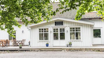 Phục vụ bữa tối, món ăn mang phong cách quốc tế