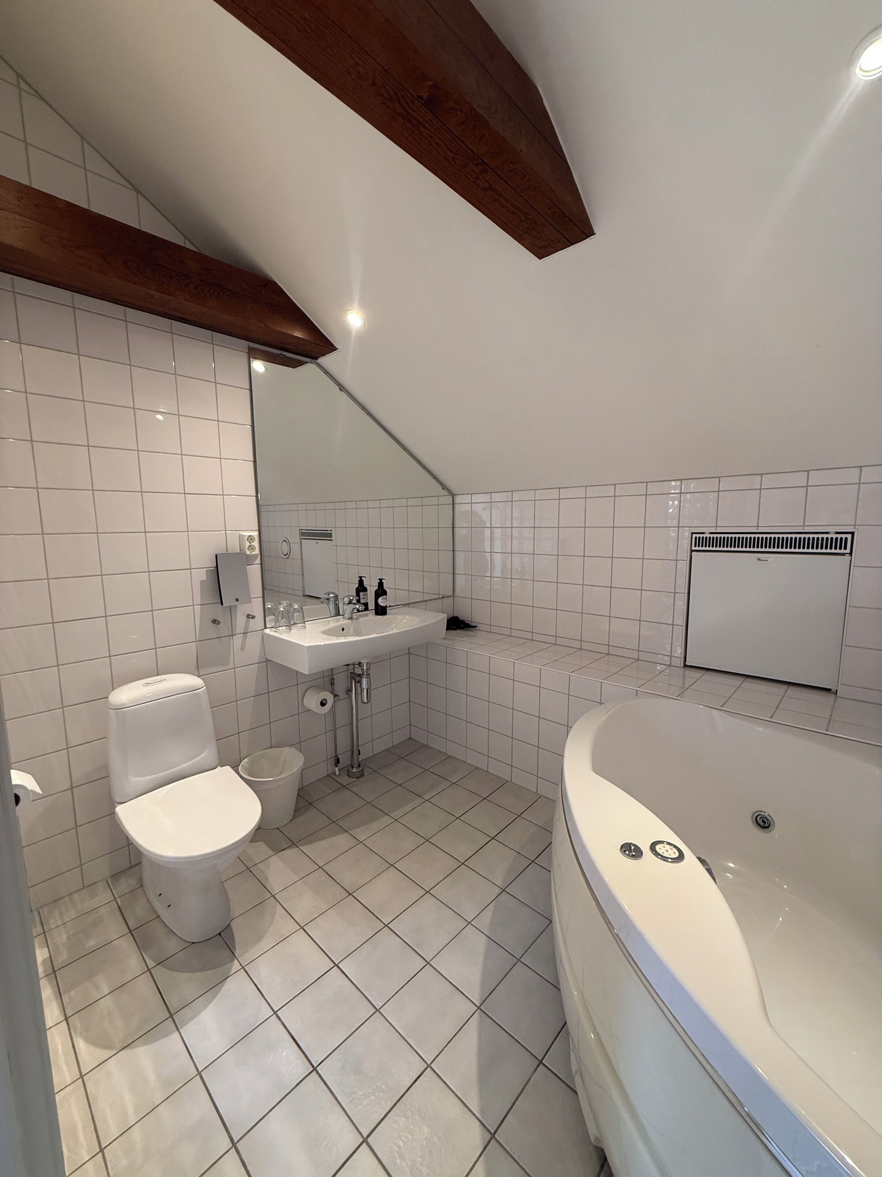 Ein modernes Badezimmer mit Toilette, Waschbecken und Badewanne.
