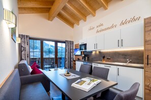 Appartement Classique | Salle de séjour | Télévision à écran plat de 32 pouces avec chaînes par câble, télévision